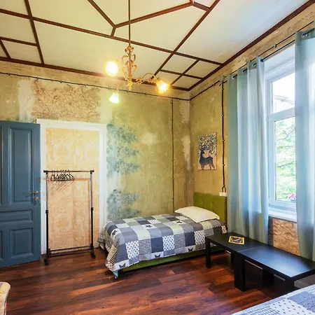 The Old School House Hostal *